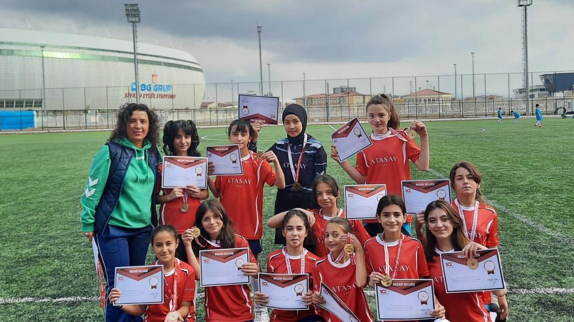 Küçük kızlar Futbol Turnuvasında 1. olduk. 