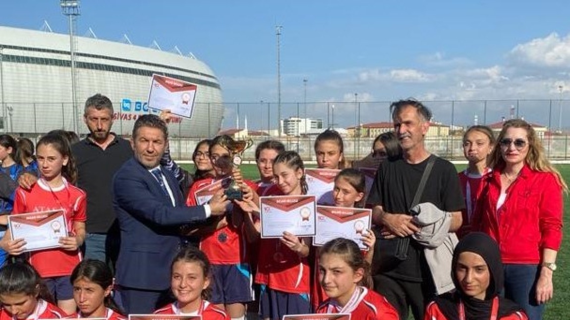 Okulumuz Kızlar Futbol Takımı düzenlenen turnuvada 2. oldu.